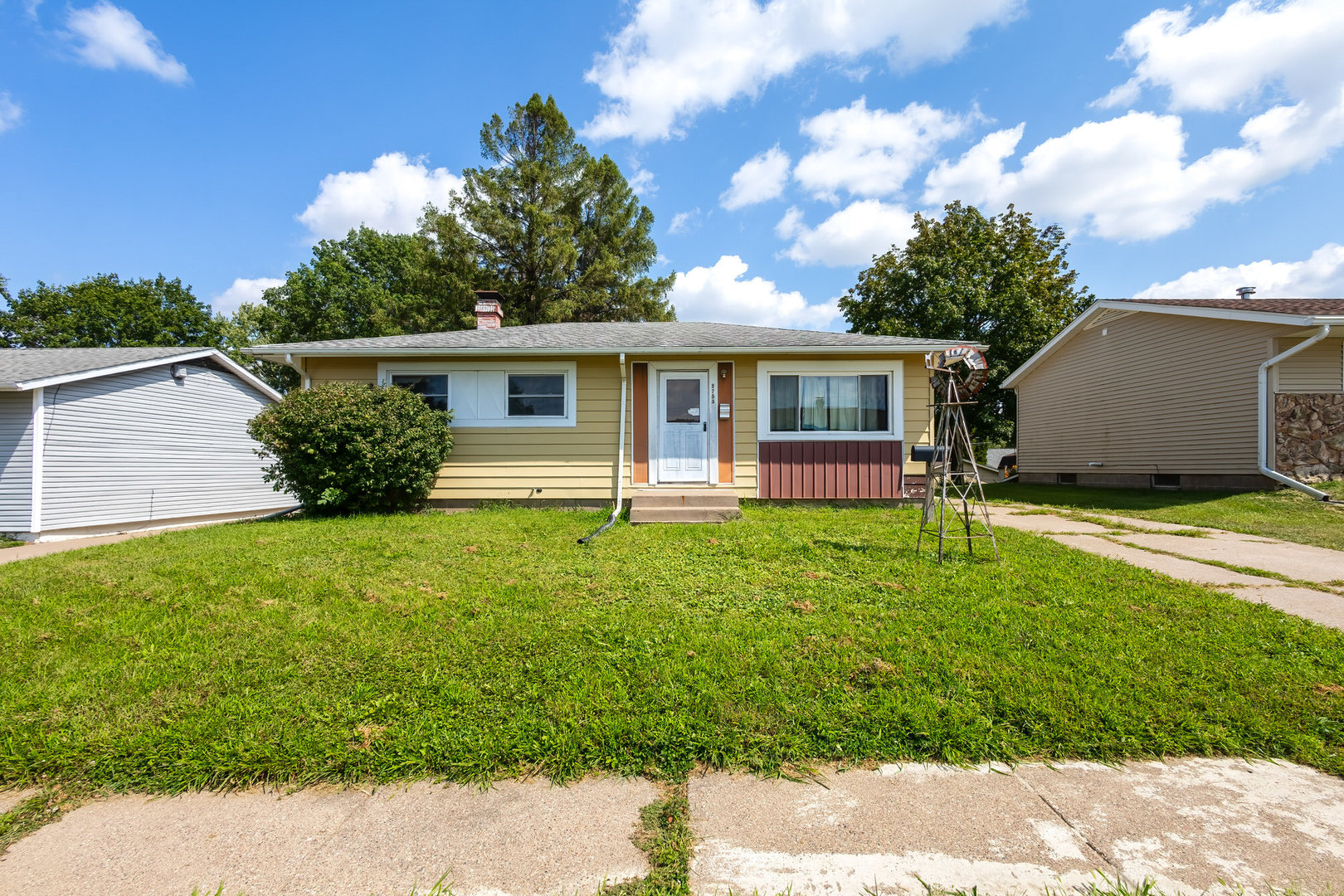 2733 N Lincoln Avenue Property Photo 3