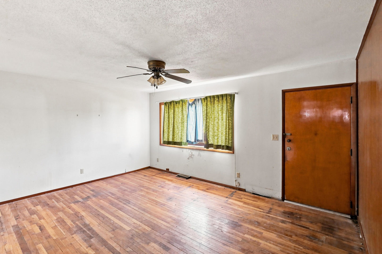 2733 N Lincoln Avenue Property Photo 4