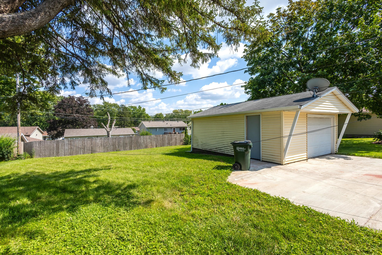 2733 N Lincoln Avenue Property Photo 21