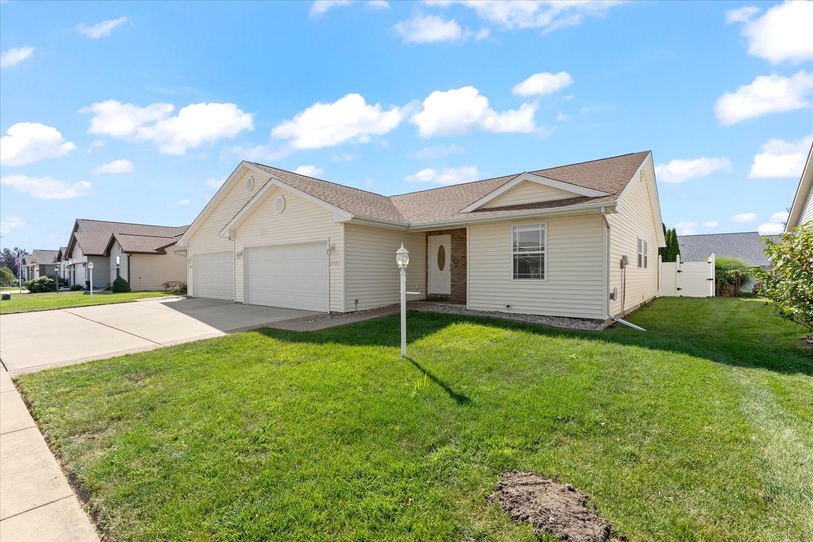 1701 E Lexington Drive Property Photo 3