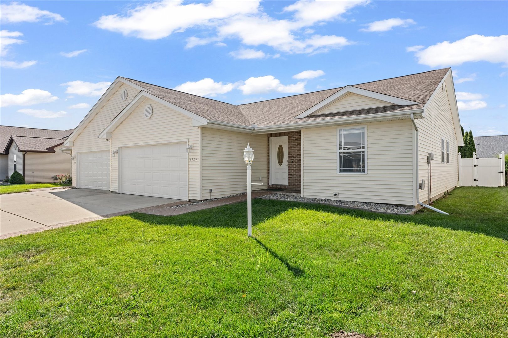 1701 E Lexington Drive Property Photo 4
