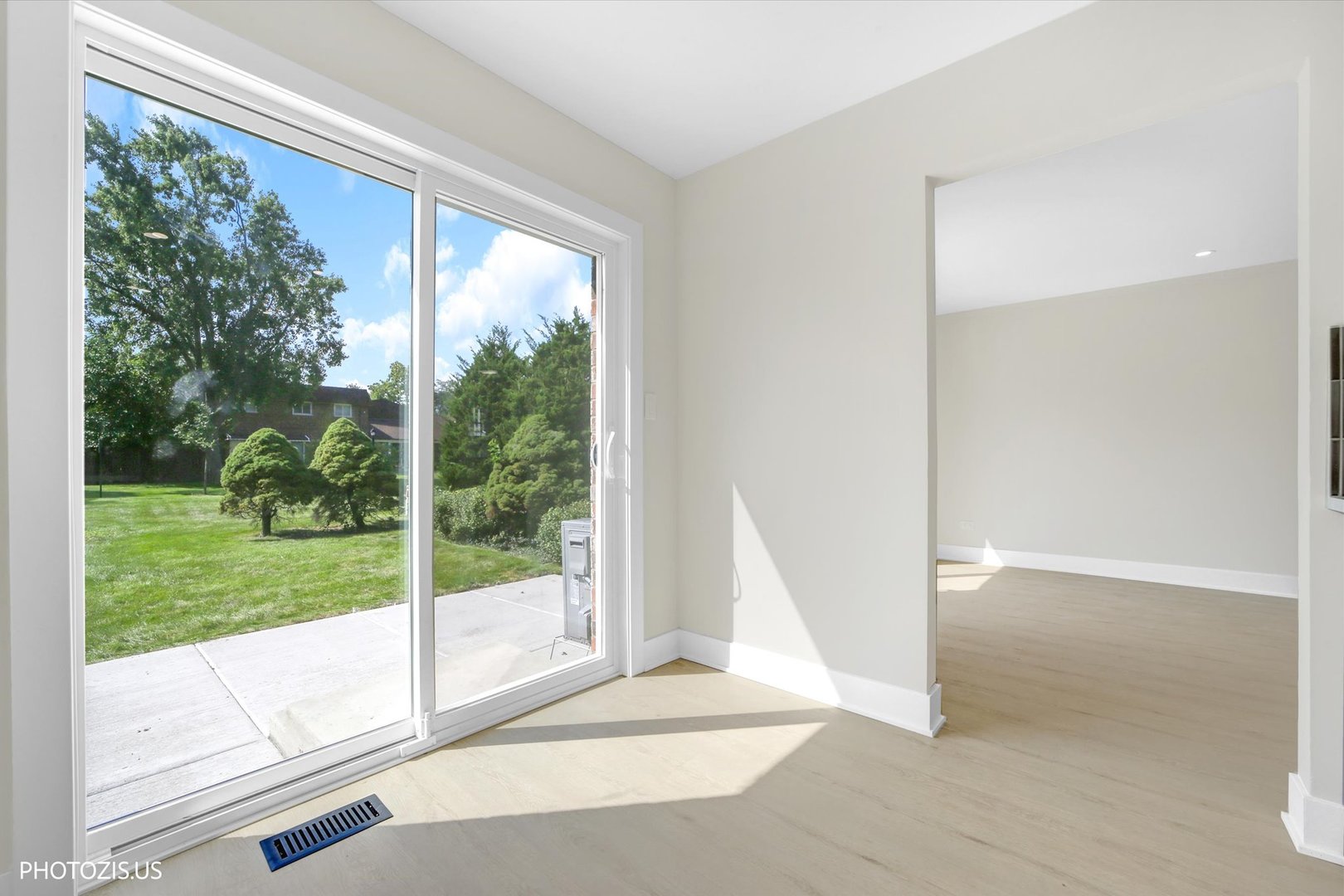 17w747 Standish Lane Property Photo 10