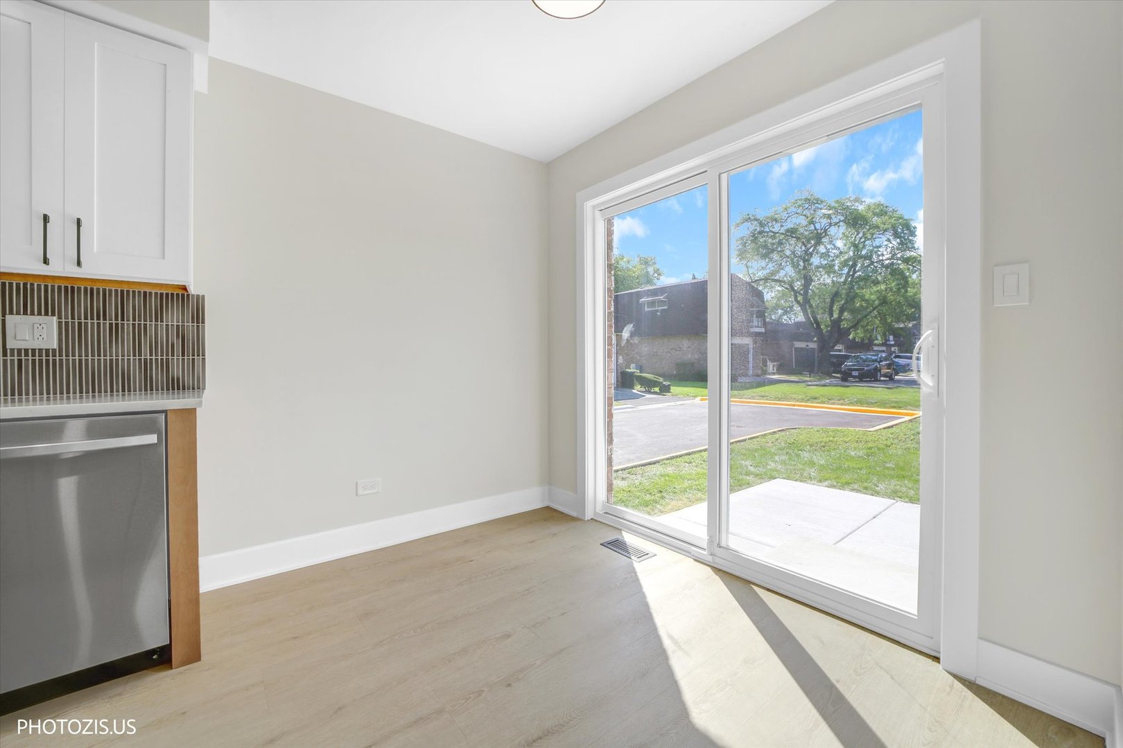 17w747 Standish Lane Property Photo 11