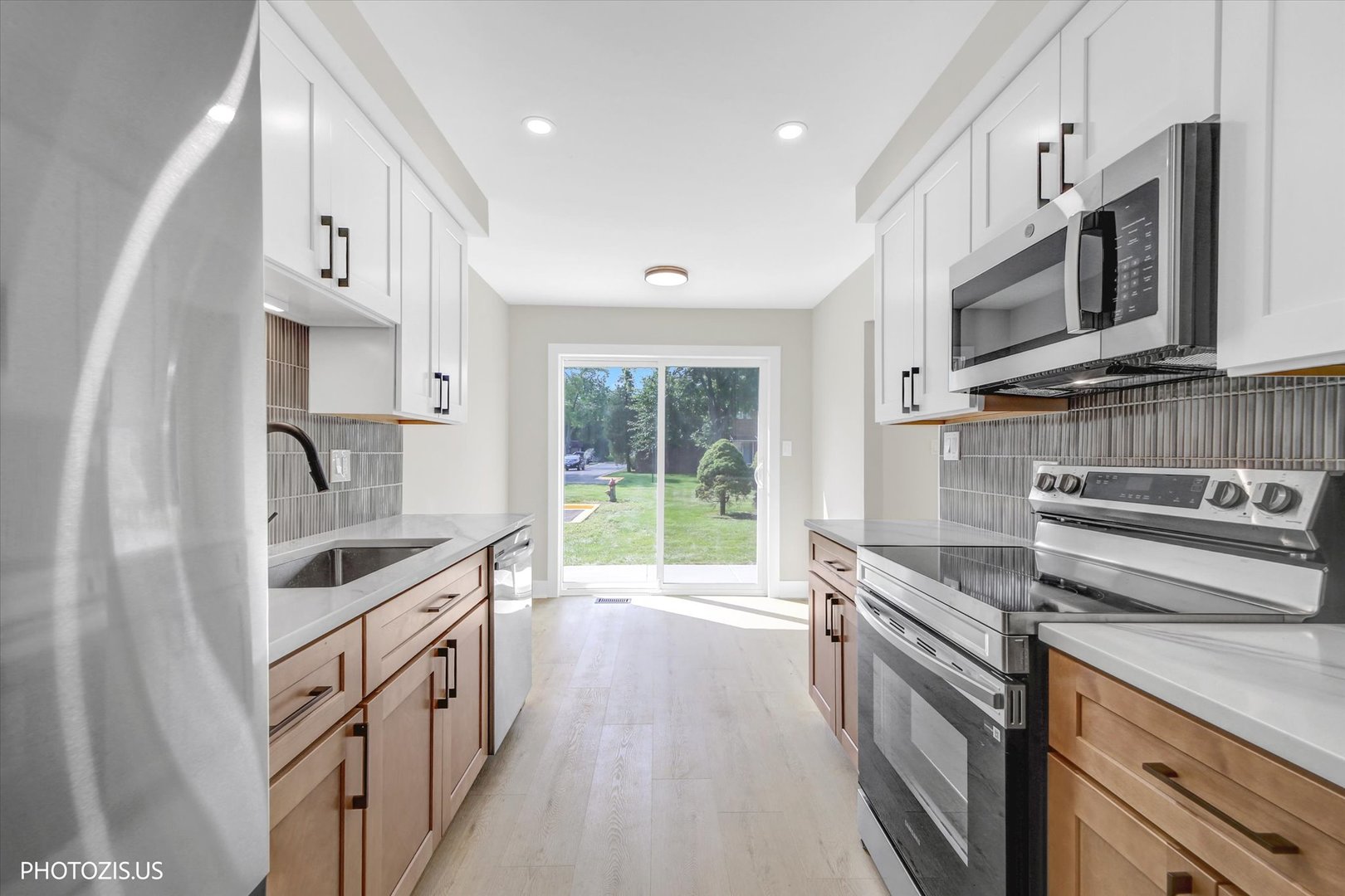 17w747 Standish Lane Property Photo 14