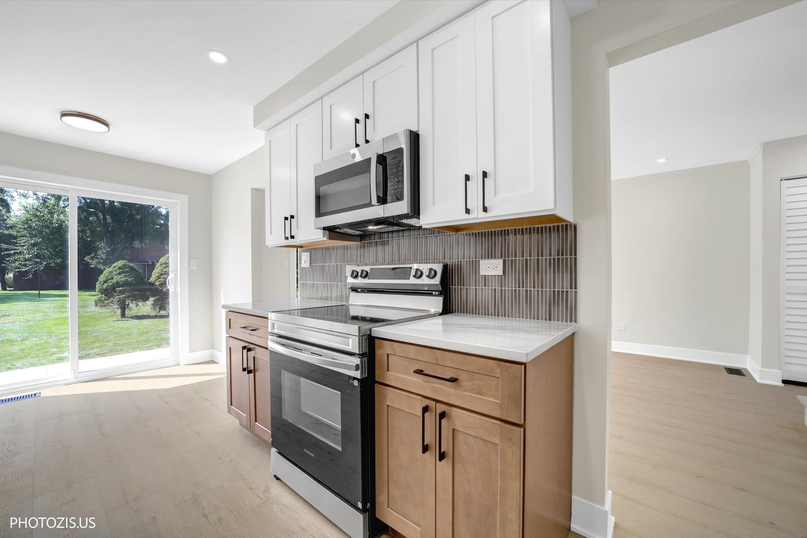 17w747 Standish Lane Property Photo 15