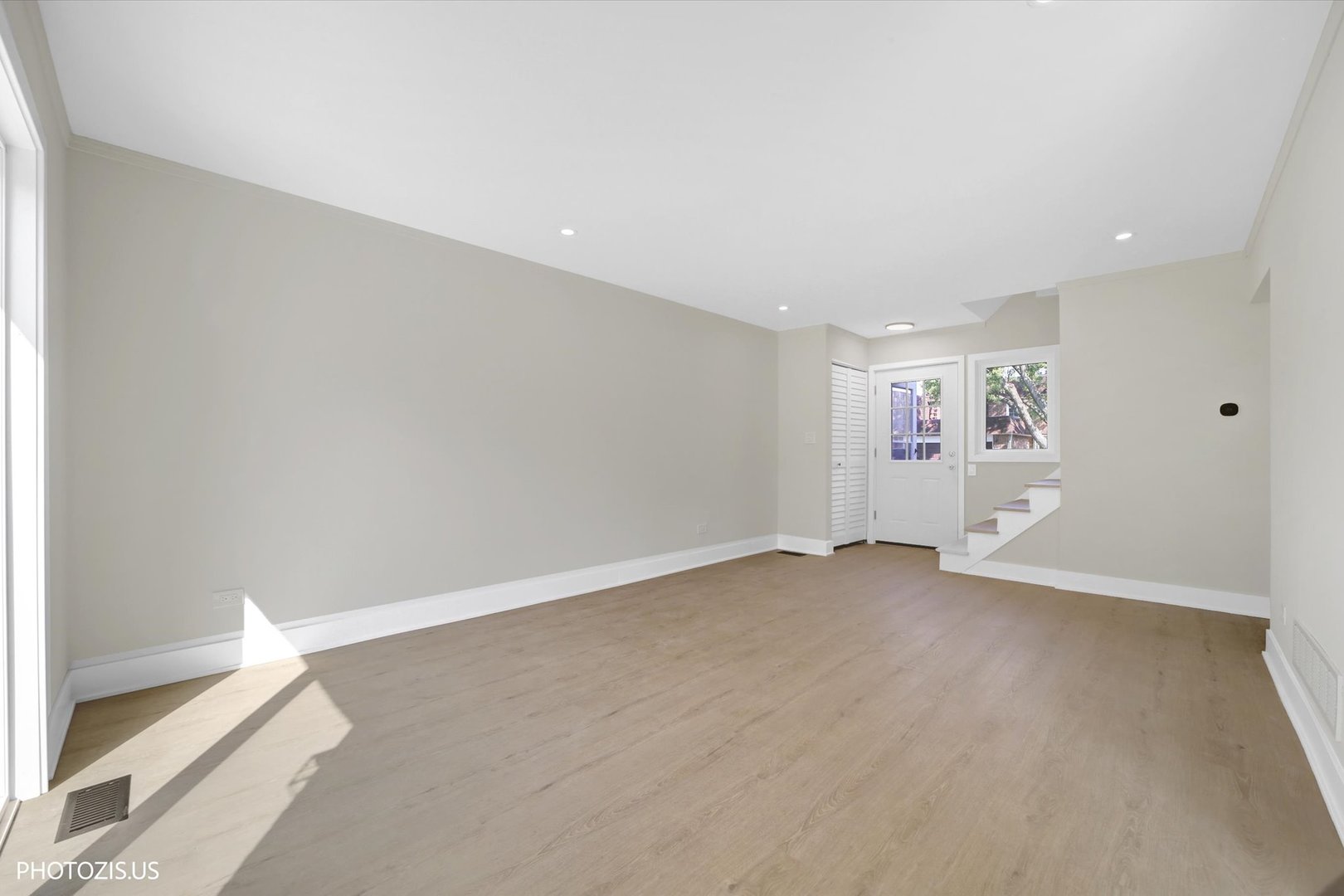 17w747 Standish Lane Property Photo 19