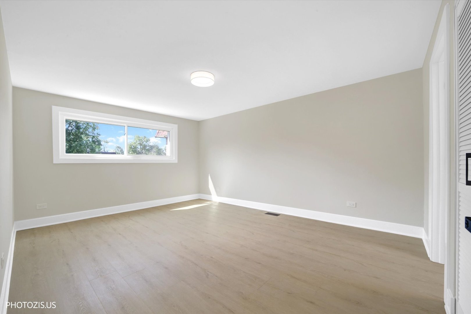 17w747 Standish Lane Property Photo 26