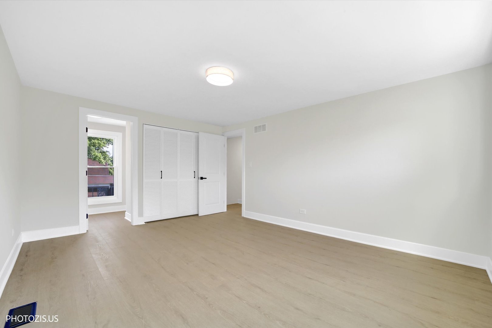 17w747 Standish Lane Property Photo 28