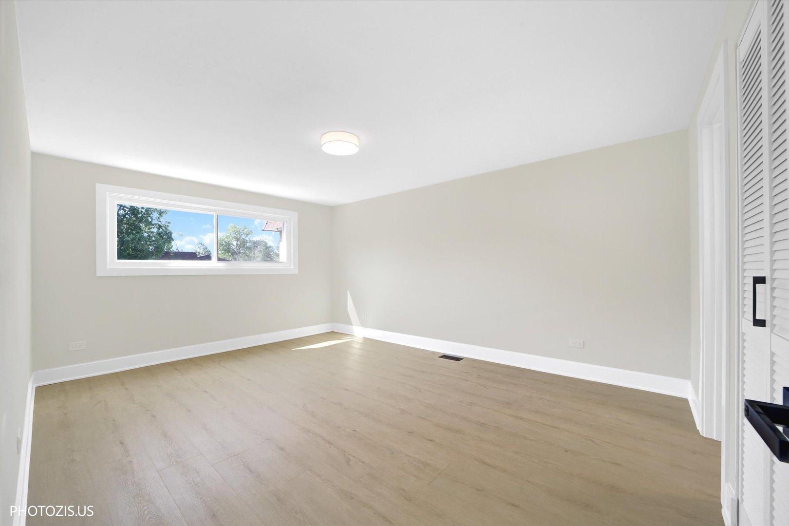 17w747 Standish Lane Property Photo 29