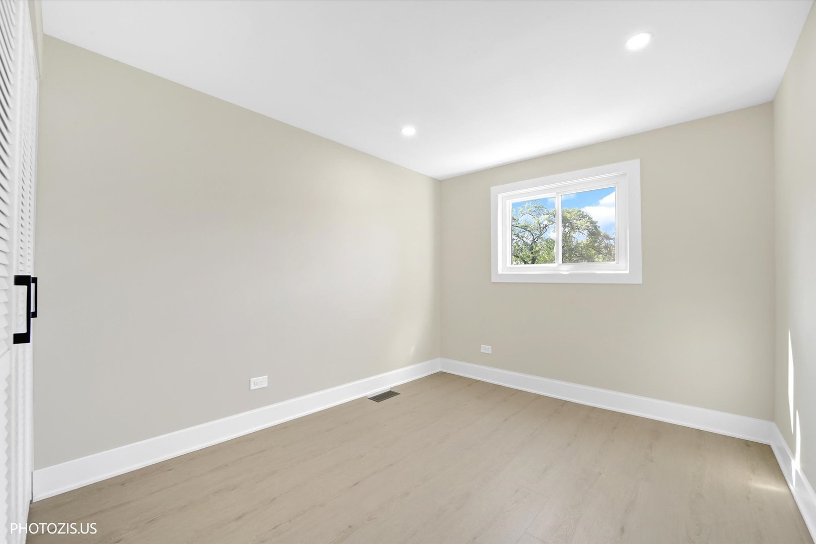 17w747 Standish Lane Property Photo 31