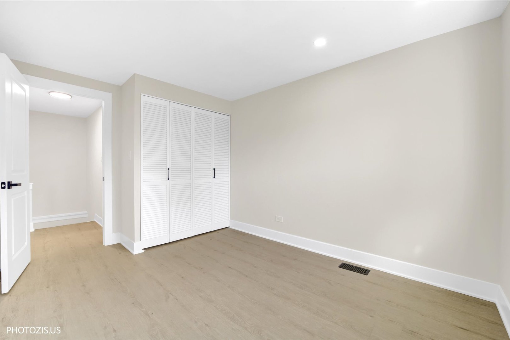 17w747 Standish Lane Property Photo 32