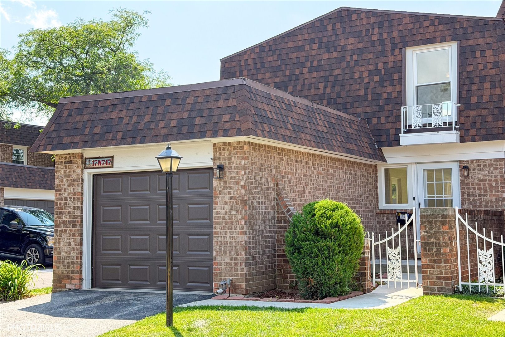 17w747 Standish Lane Property Photo 39
