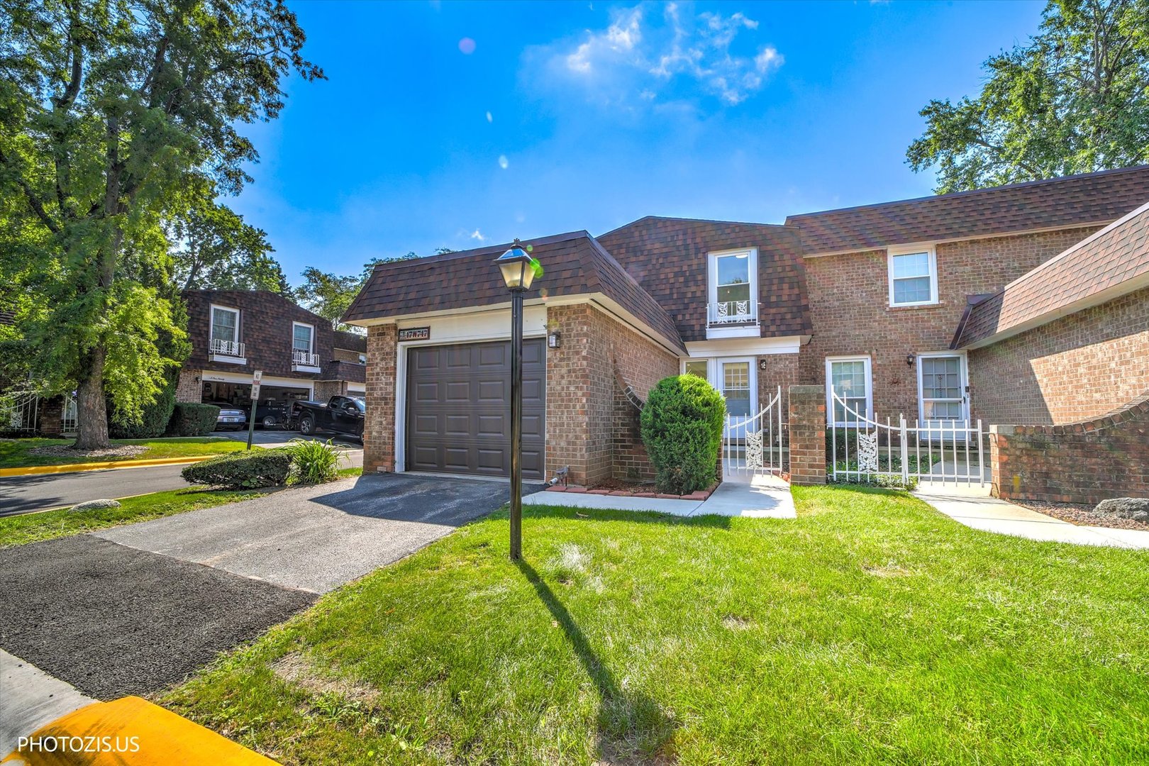 17w747 Standish Lane Property Photo 43