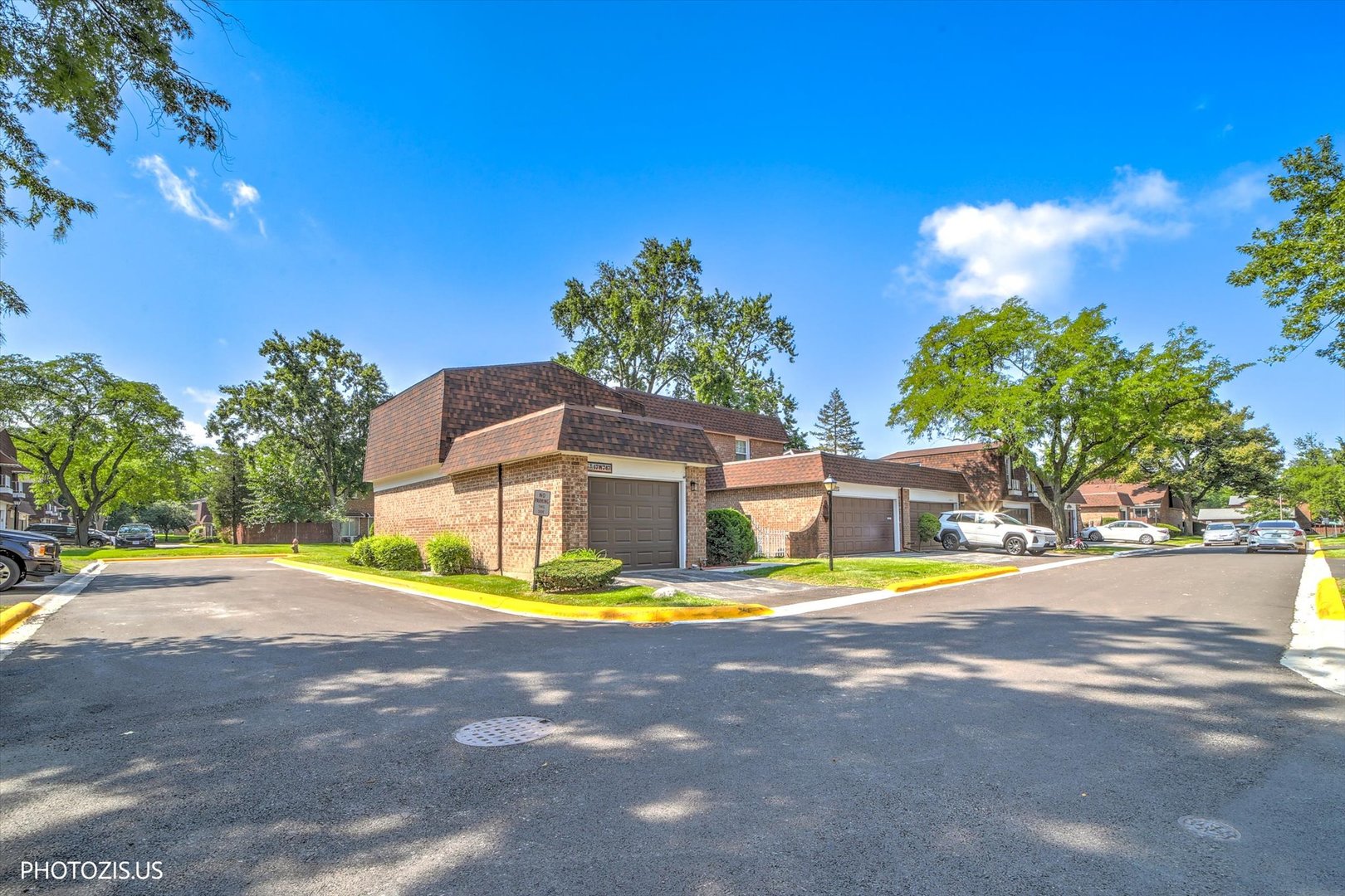 17w747 Standish Lane Property Photo 44