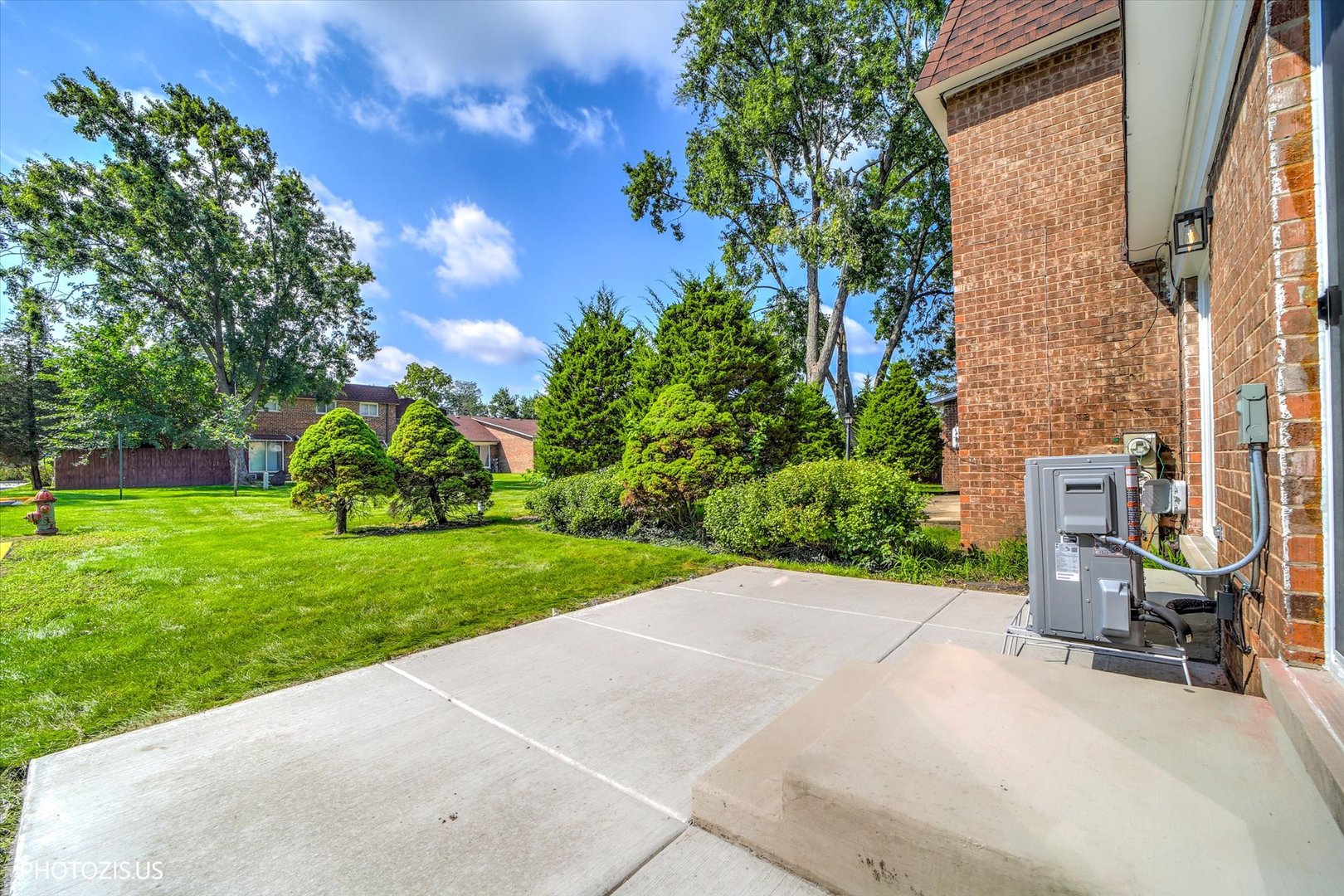 17w747 Standish Lane Property Photo 46