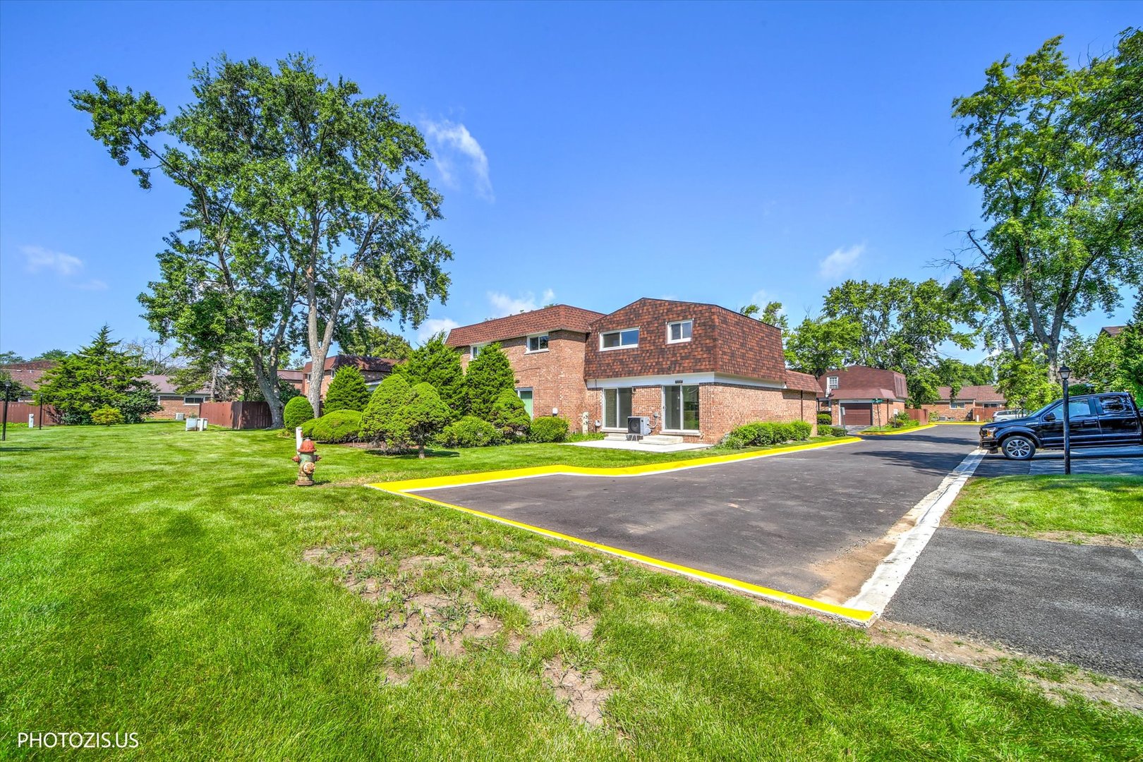 17w747 Standish Lane Property Photo 48