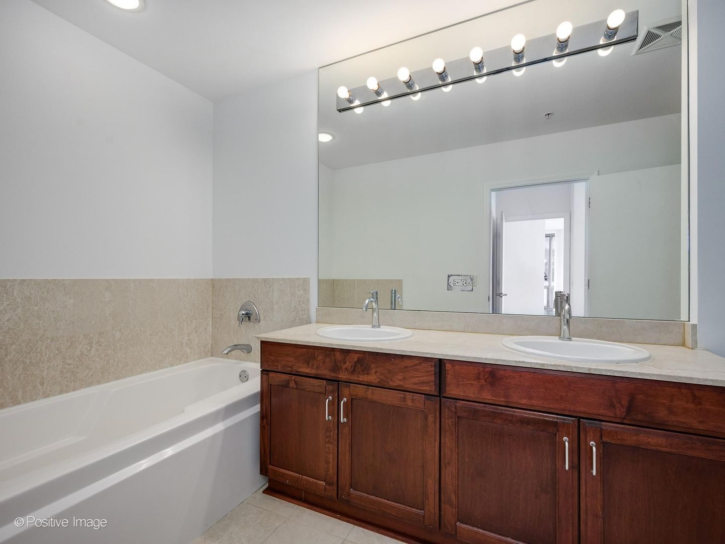 1235 S Prairie Avenue 1404 Property Photo 20