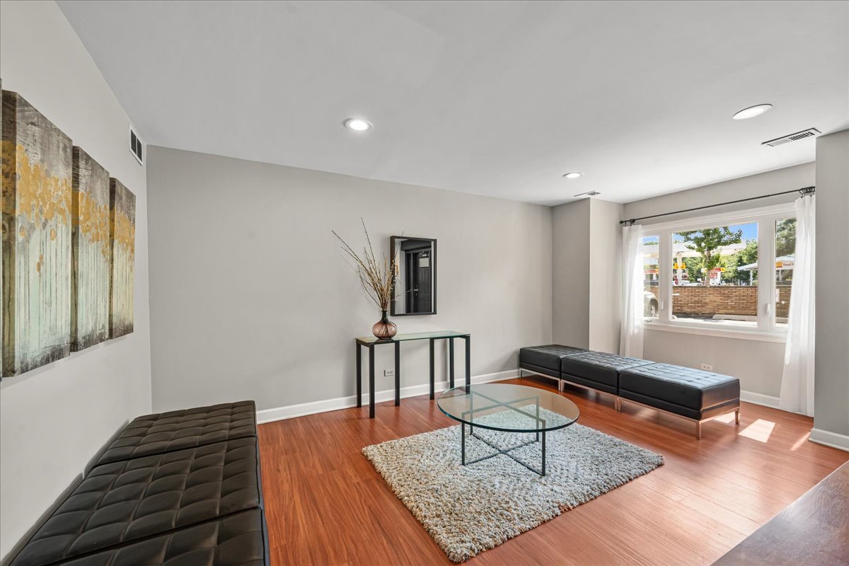 1900 Wilmette Avenue 2f Property Photo 2