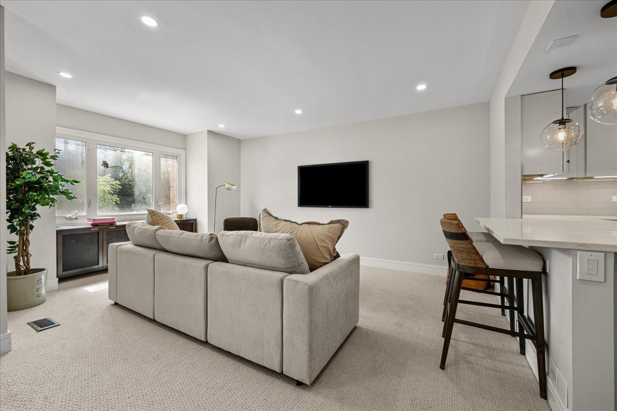 1900 Wilmette Avenue 2f Property Photo 3