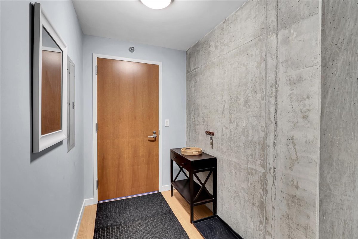 235 W Van Buren Street 2007 Property Photo 5
