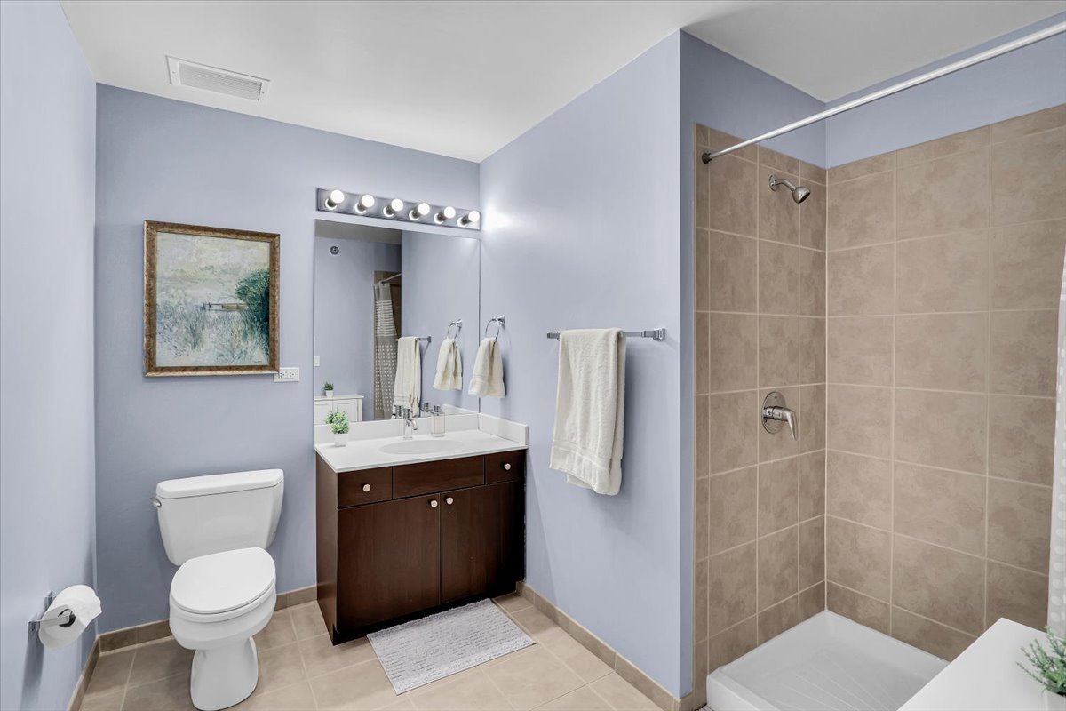 235 W Van Buren Street 2007 Property Photo 9