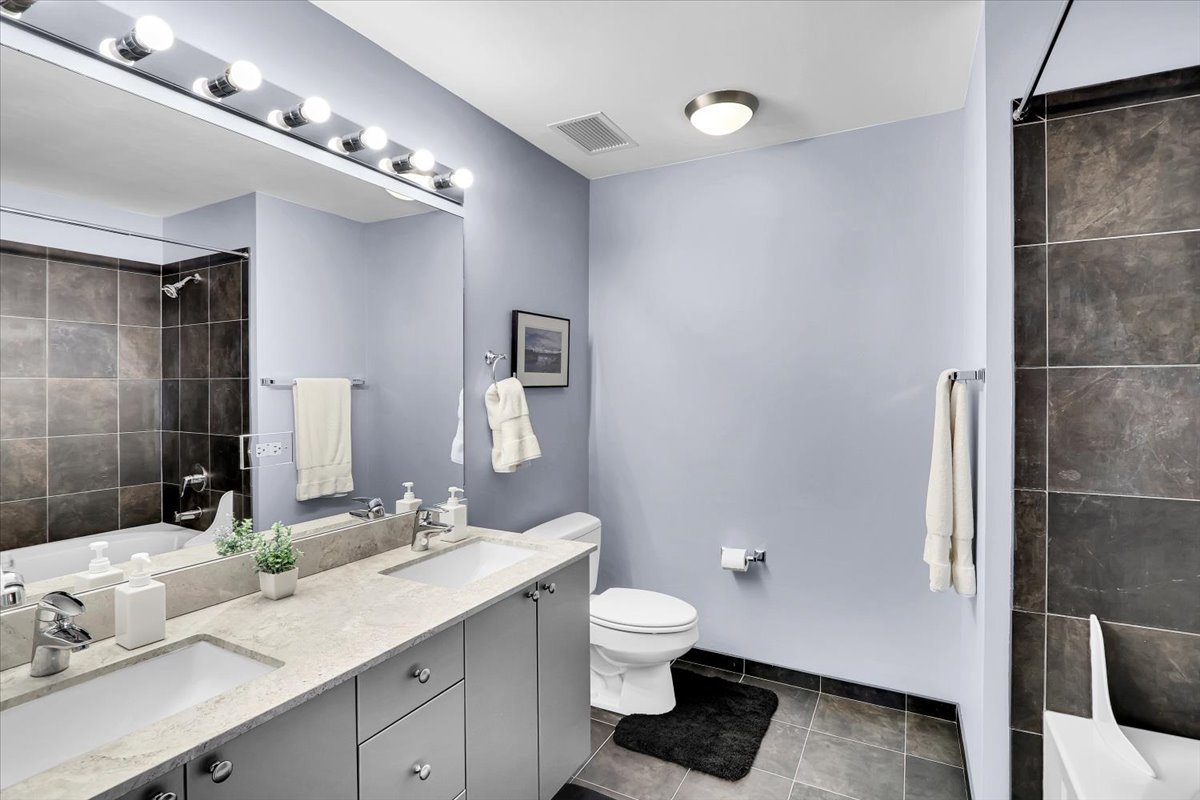 235 W Van Buren Street 2007 Property Photo 13