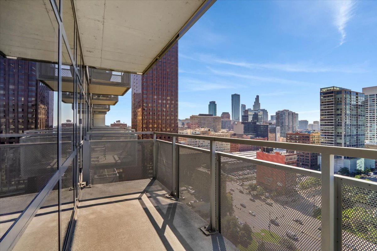 235 W Van Buren Street 2007 Property Photo 21