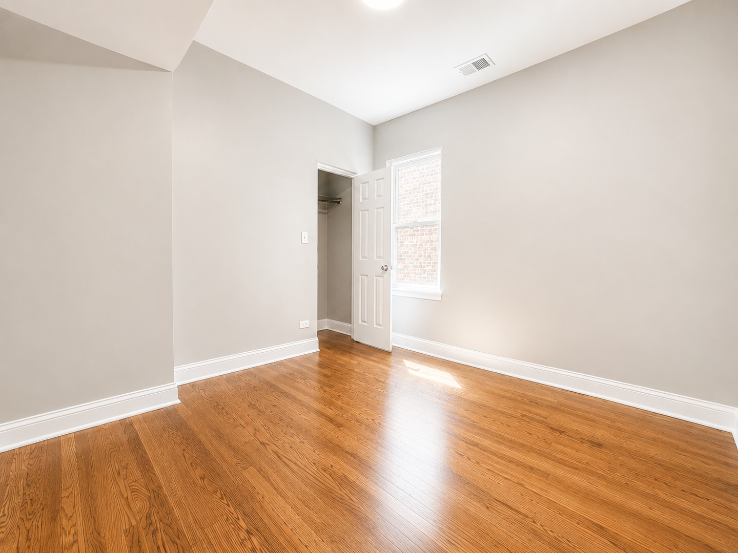 1747 N Luna Avenue Property Photo 12