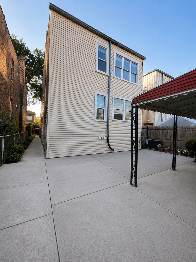 1747 N Luna Avenue Property Photo 33