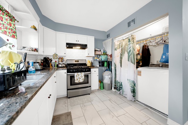 4208 S Artesian Avenue Property Photo 9
