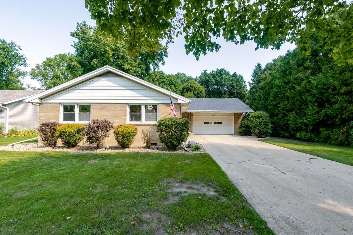 104 E Washington Drive Property Photo 1