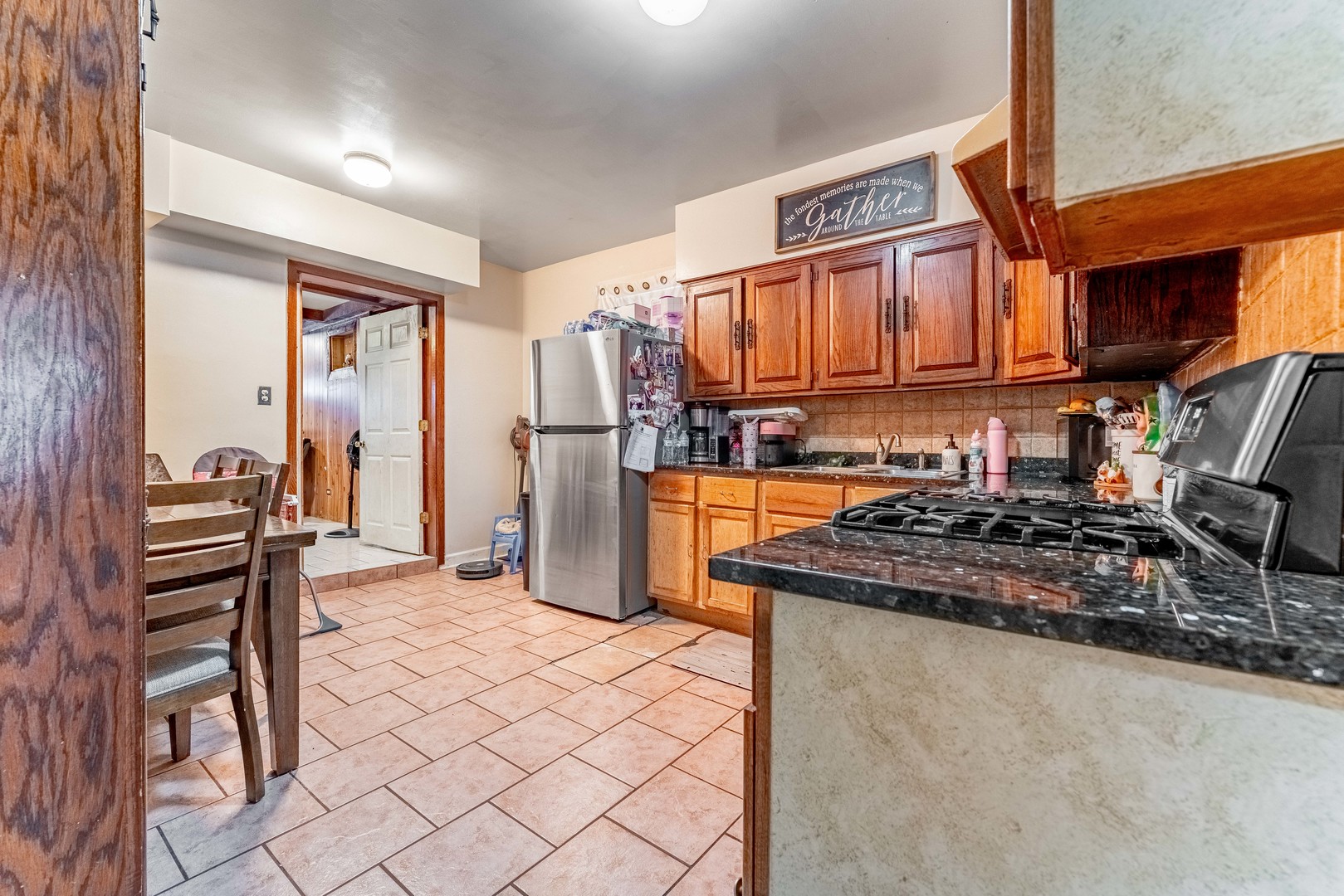 2927 N Avers Avenue Property Photo 7