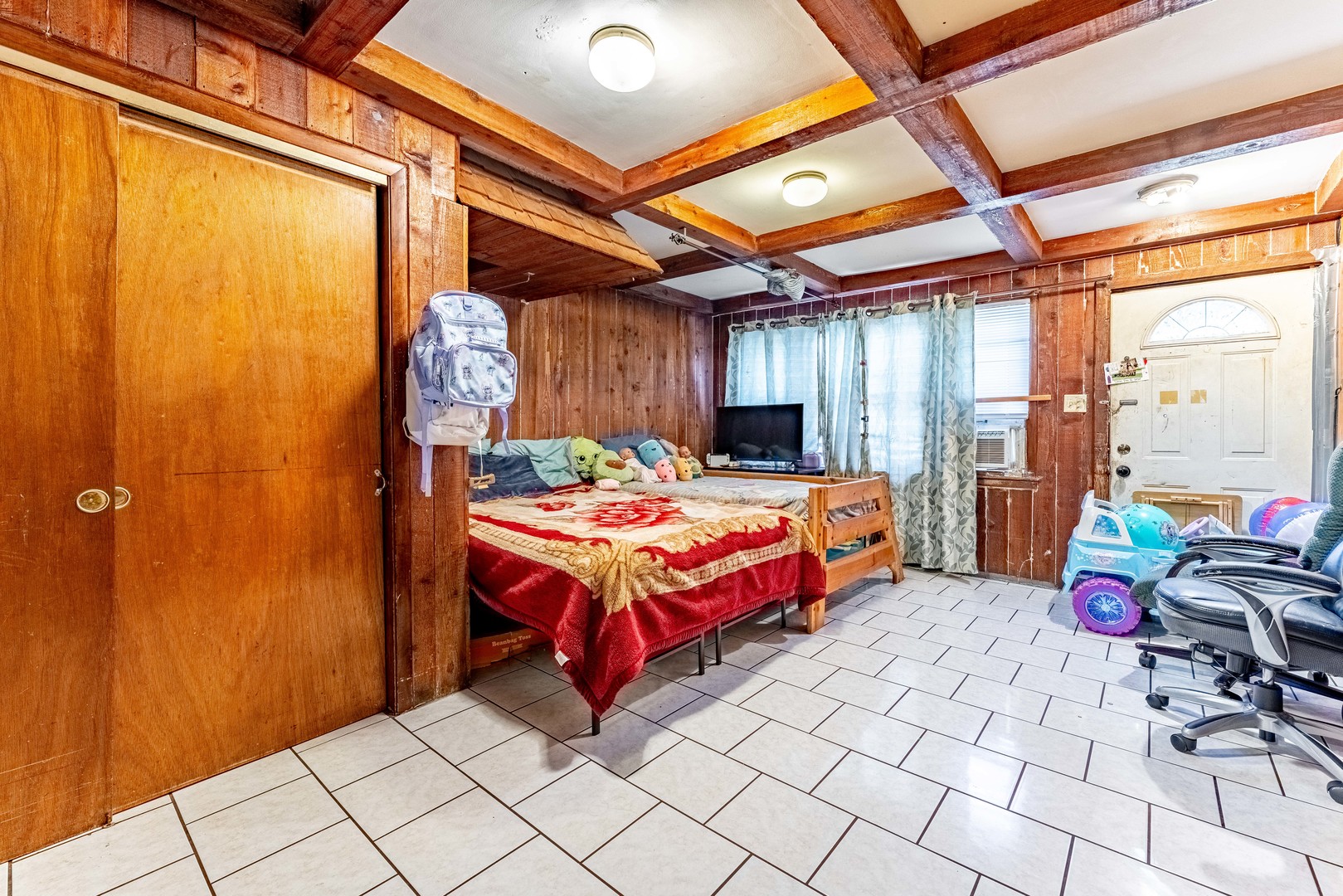 2927 N Avers Avenue Property Photo 9
