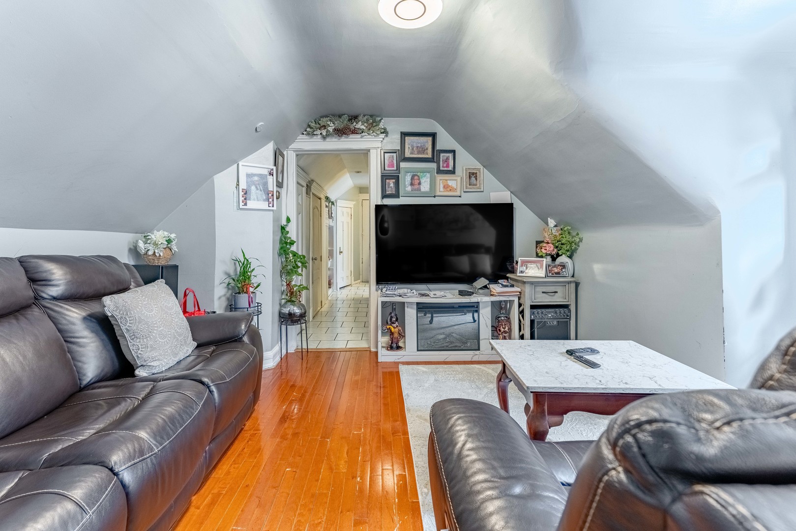2927 N Avers Avenue Property Photo 17