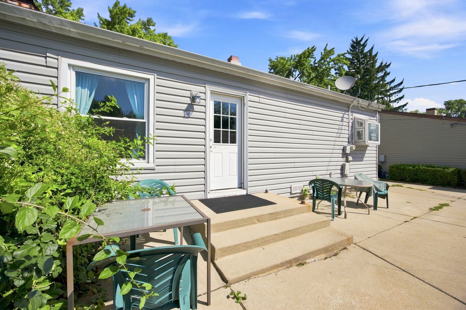 1725 Evergreen Avenue Property Photo 3