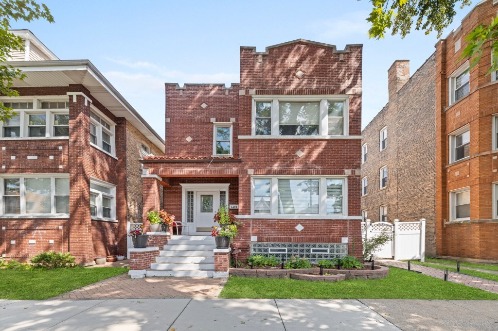 6605 S Whipple Street Property Photo