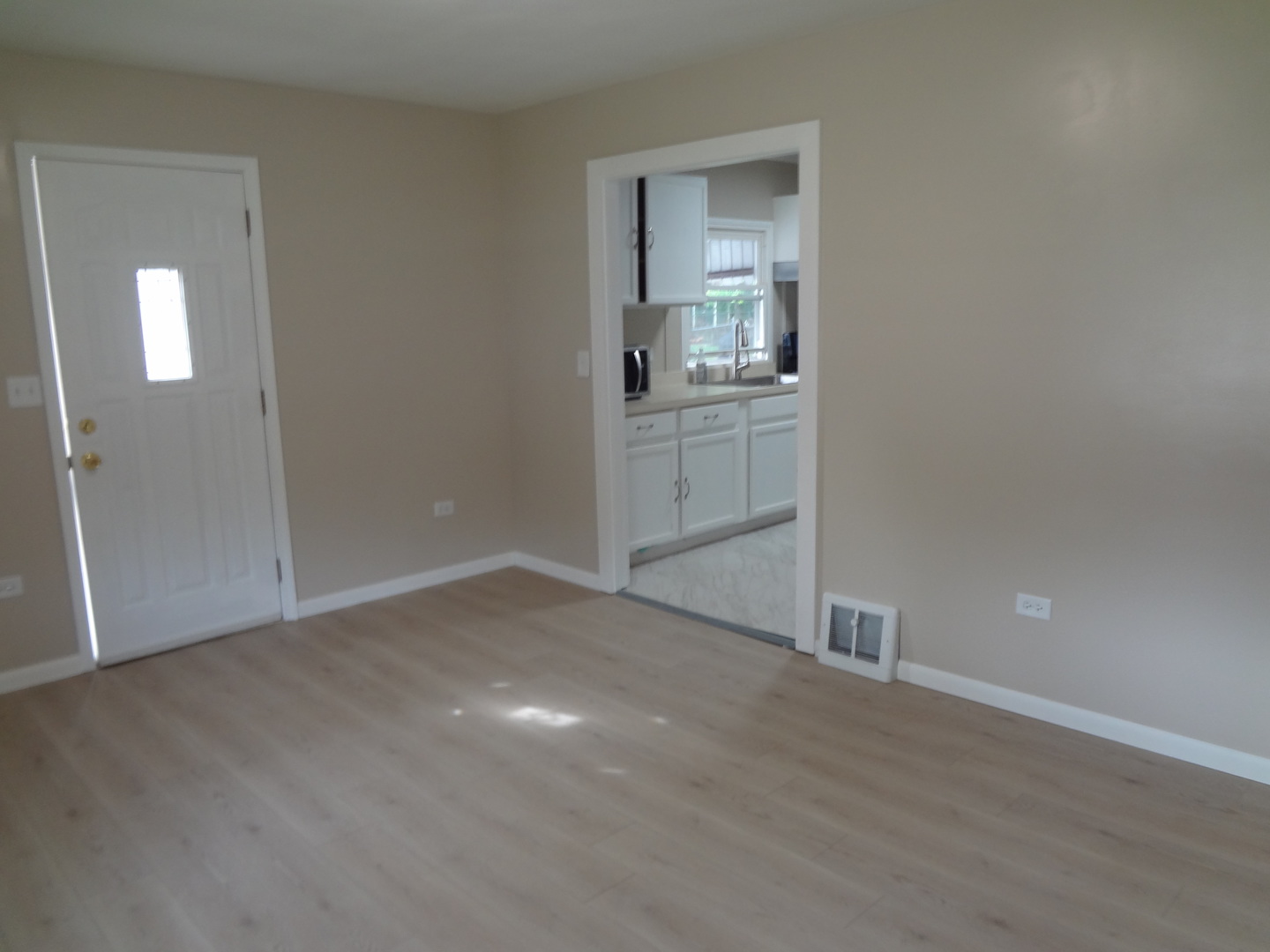 379 E Lincoln Street Property Photo 3