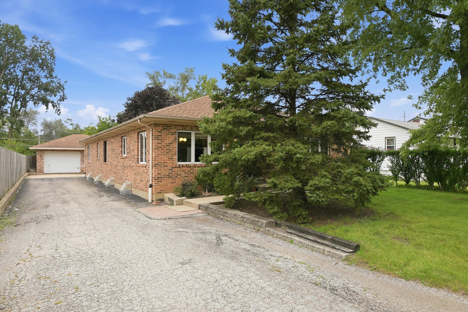 709 Jenkisson Avenue Property Photo 3