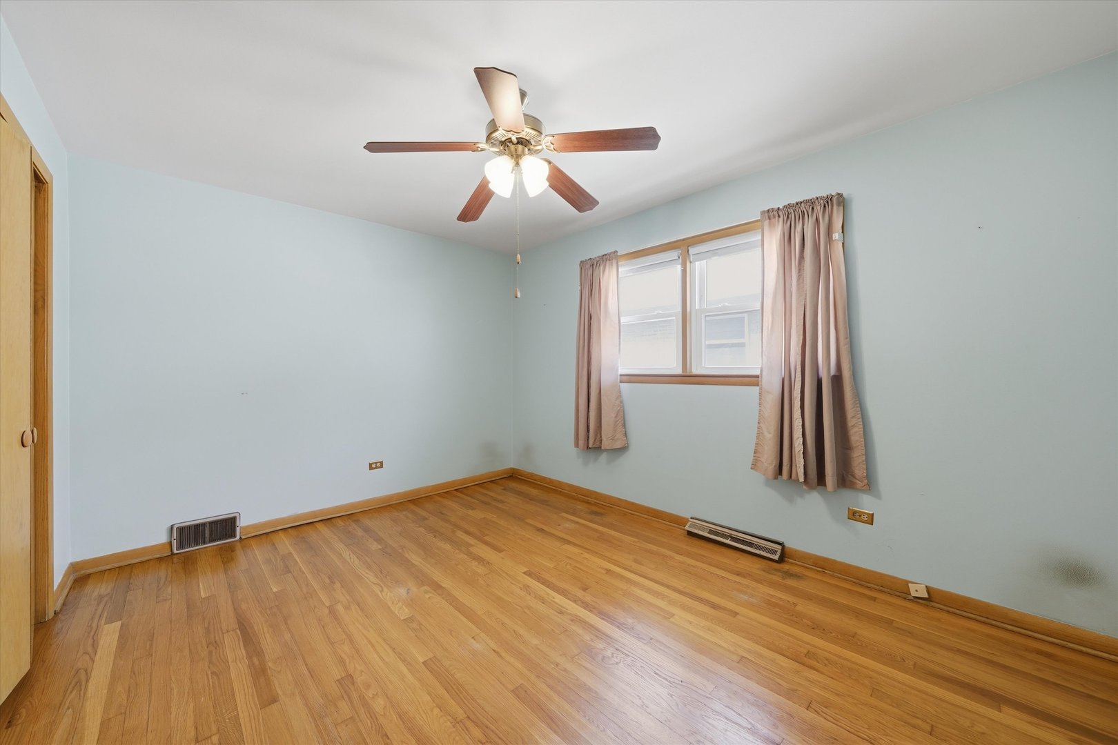8350 S Karlov Avenue Property Photo 7