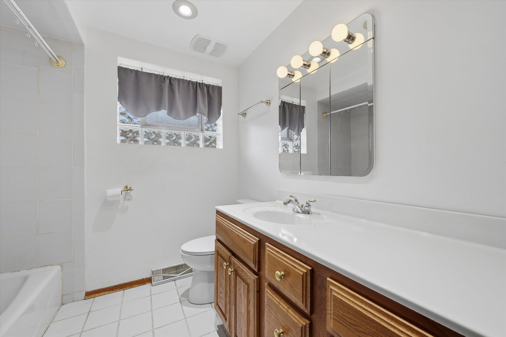 8350 S Karlov Avenue Property Photo 8