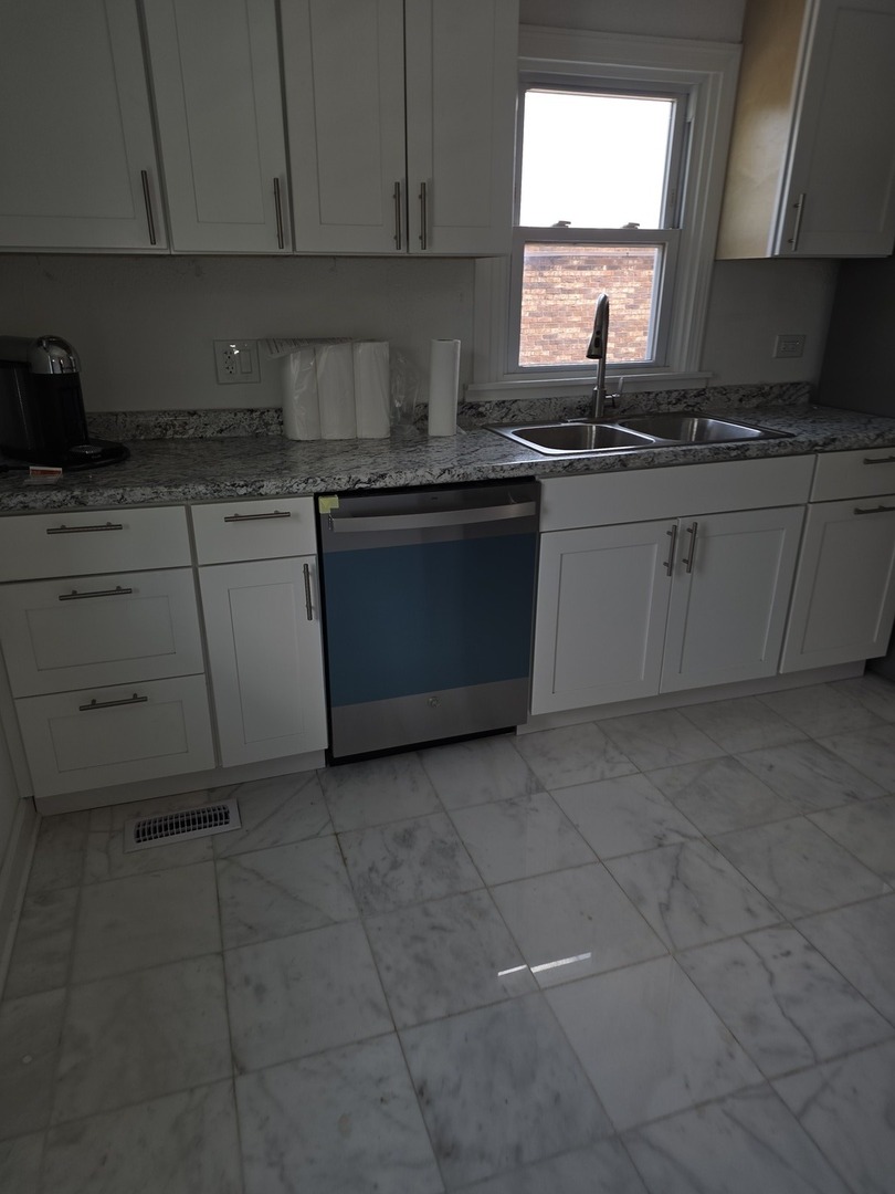 318 W Ogden Avenue 2 Property Photo 5