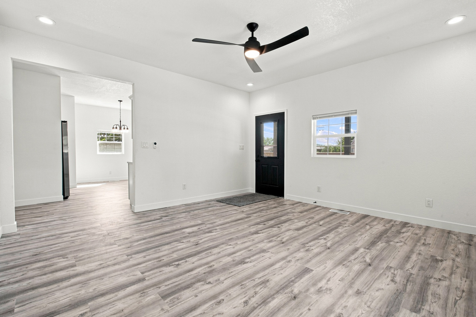 609 W Green Street Property Photo 5