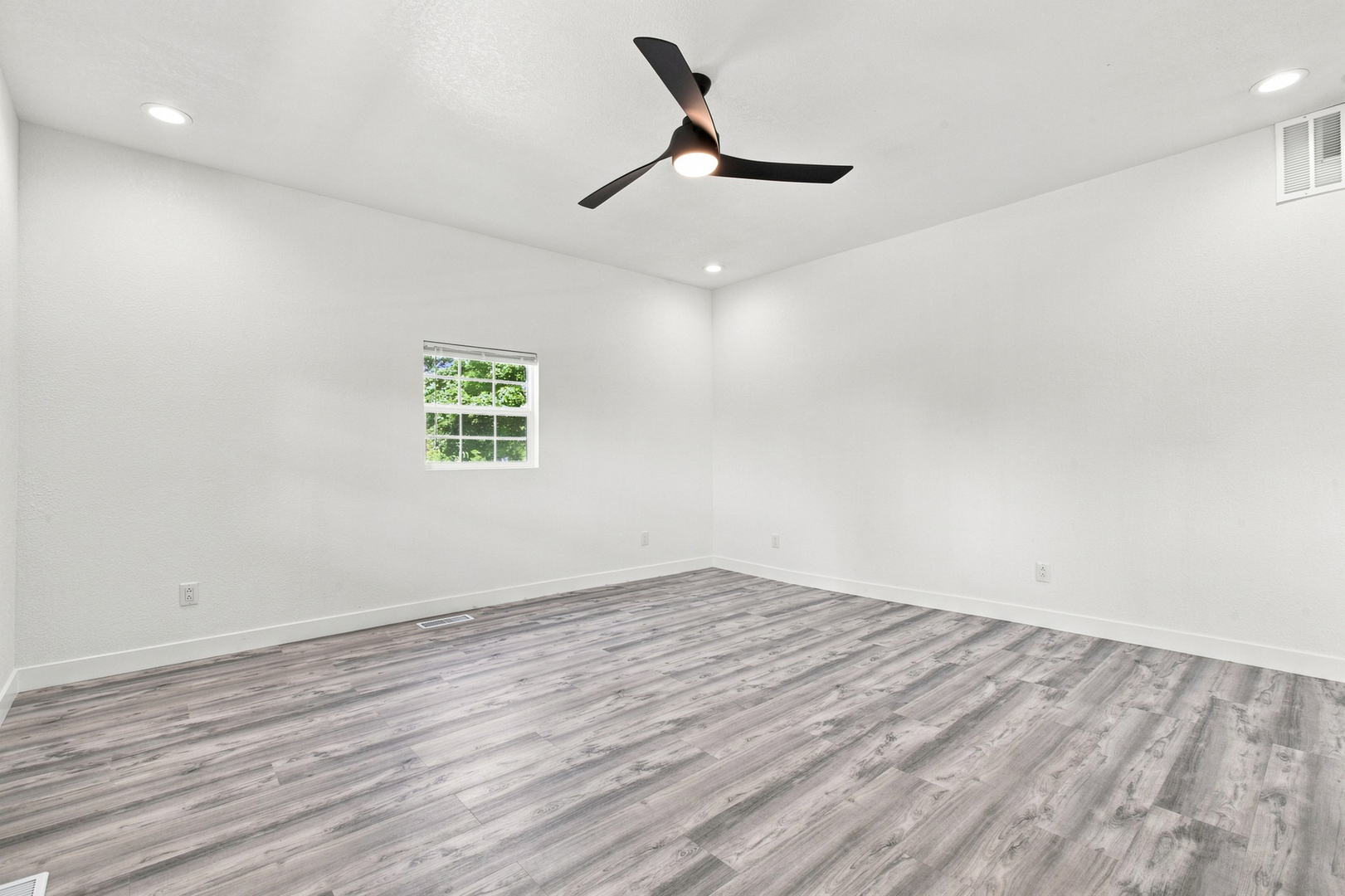 609 W Green Street Property Photo 6