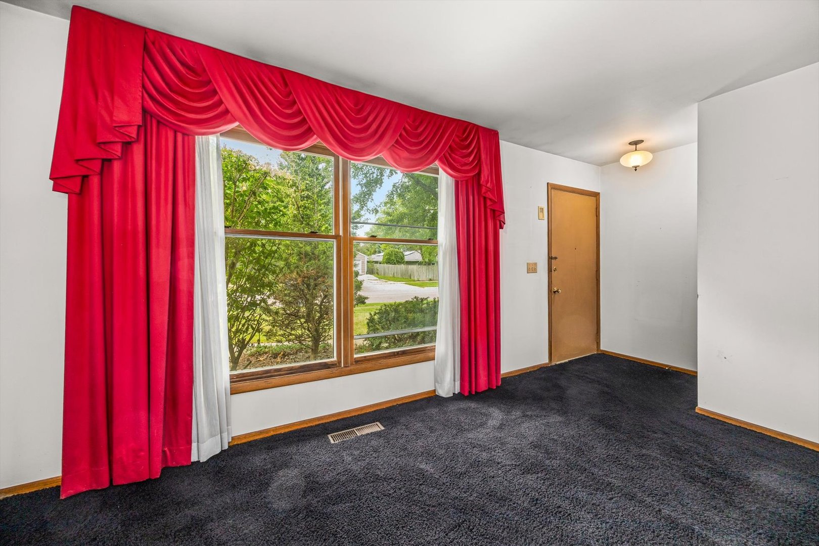 891 Laurel Drive Property Photo 2