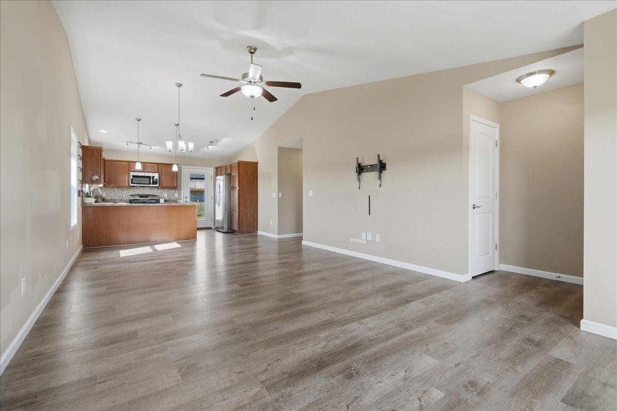 51 Winding Way Property Photo 4