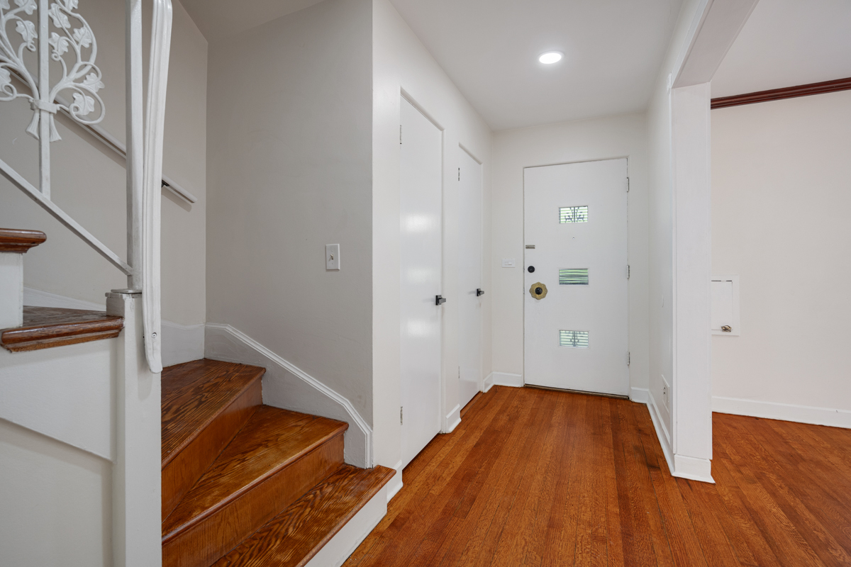 7248 N Ridge Boulevard Property Photo 3