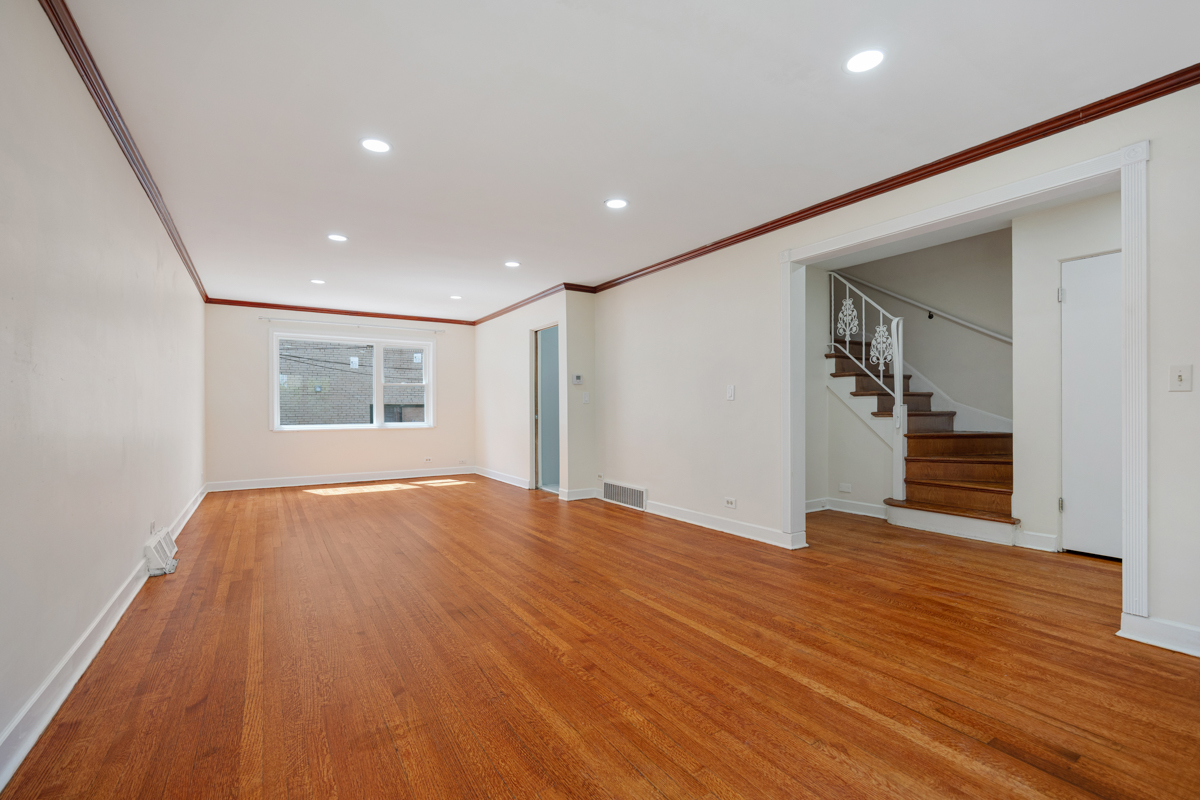 7248 N Ridge Boulevard Property Photo 4