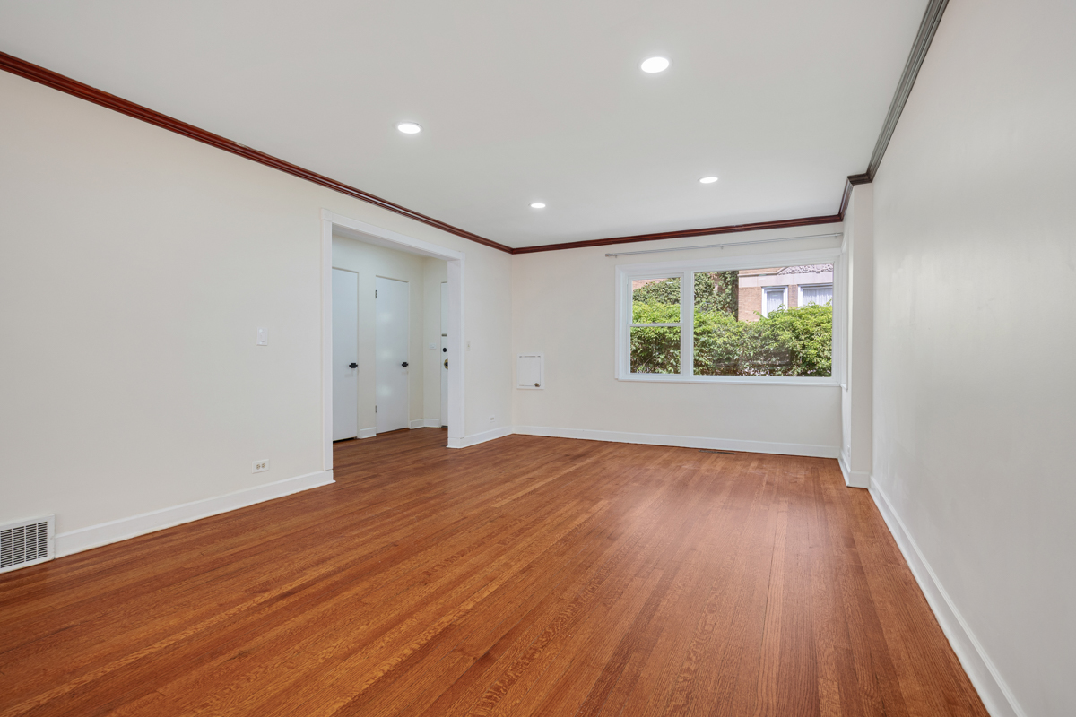 7248 N Ridge Boulevard Property Photo 5