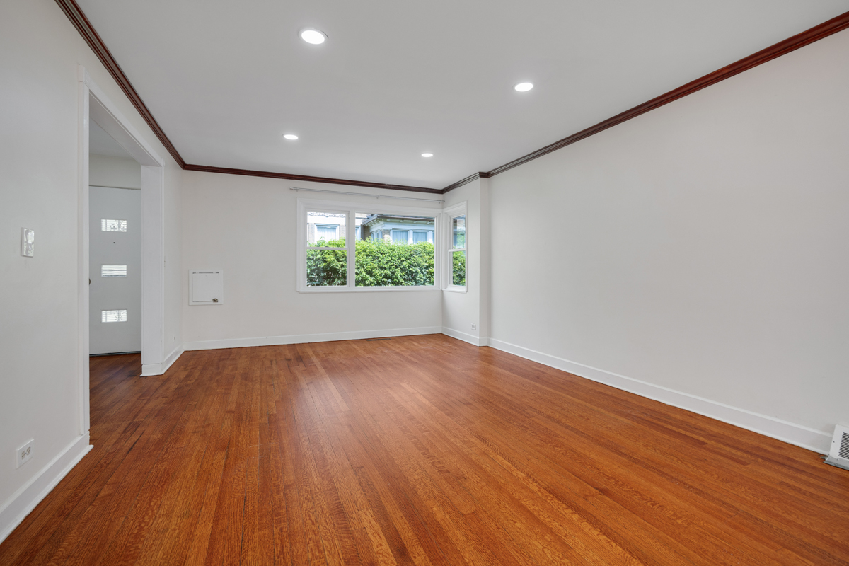 7248 N Ridge Boulevard Property Photo 6