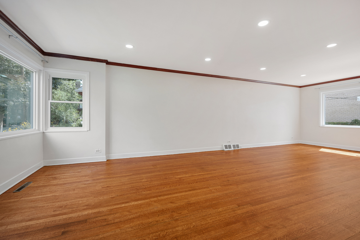 7248 N Ridge Boulevard Property Photo 7